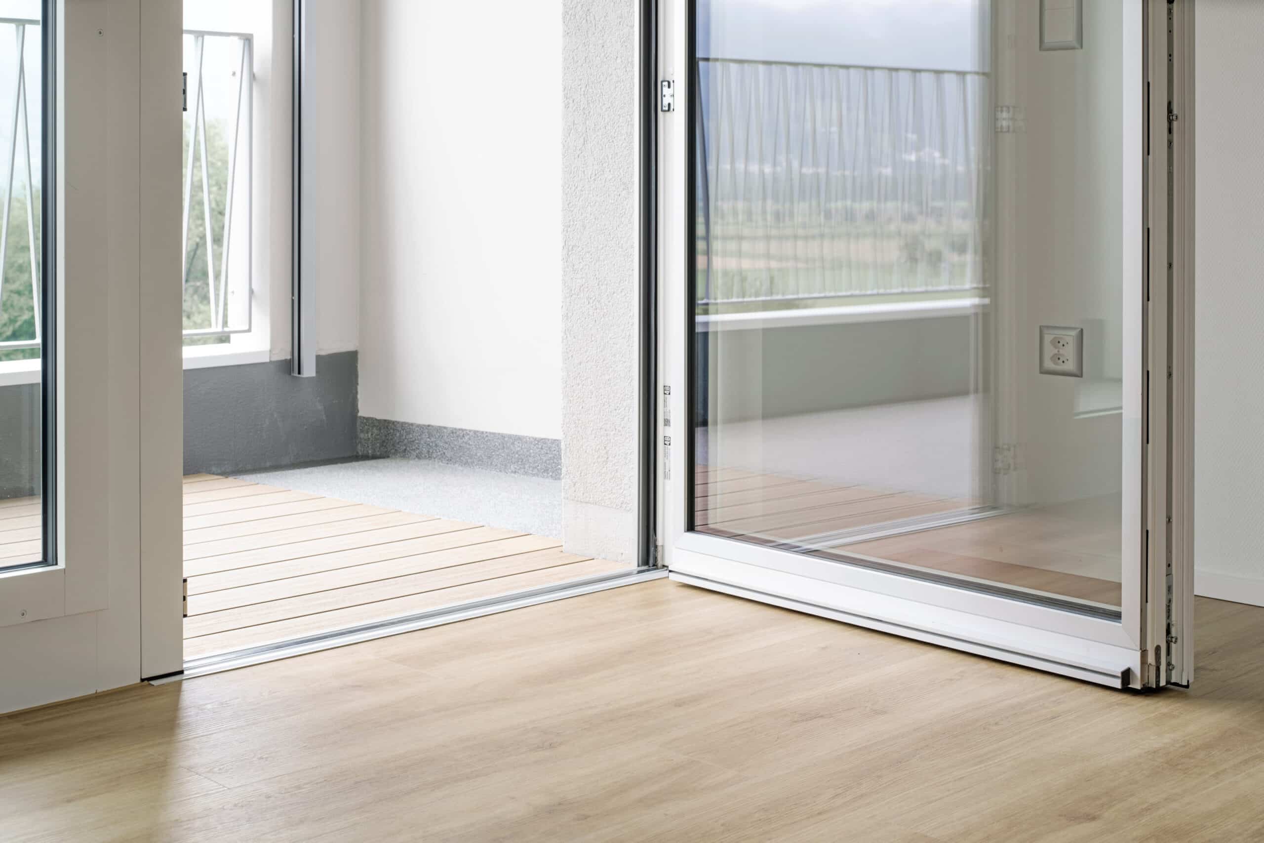 Casa Fiora: Offene Balkontüre mit Nullschwelle