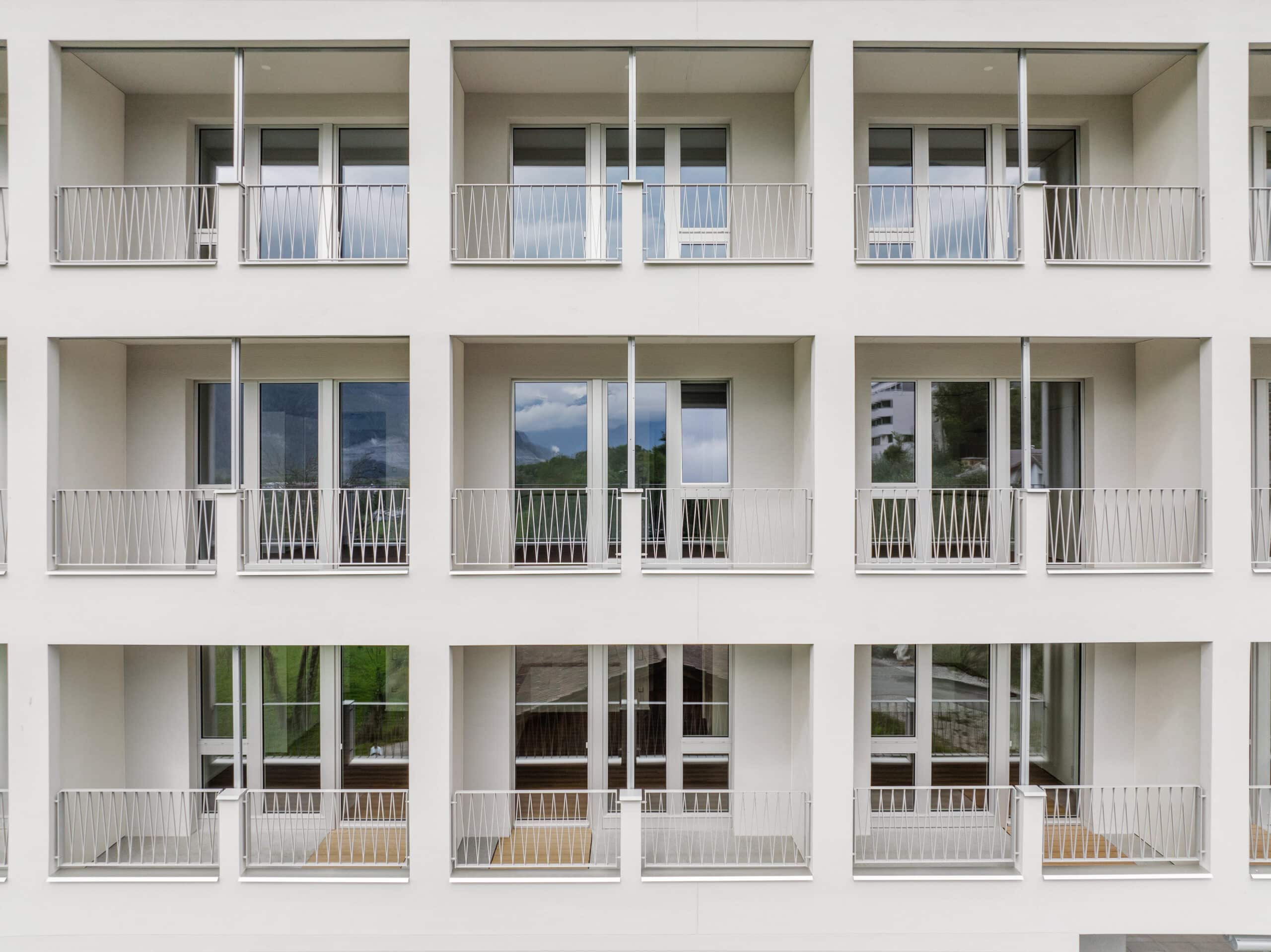 Casa Fiora: Aussenansicht und Nahaufnahme Fassade Pflegezentrum Casa Fioria
