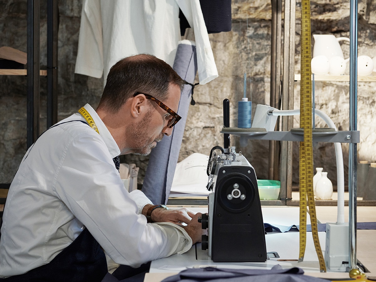 Es kommt immer auf den Millimeter an. Jeroen Van Rooijen bei der Arbeit an einer Nähmaschine.