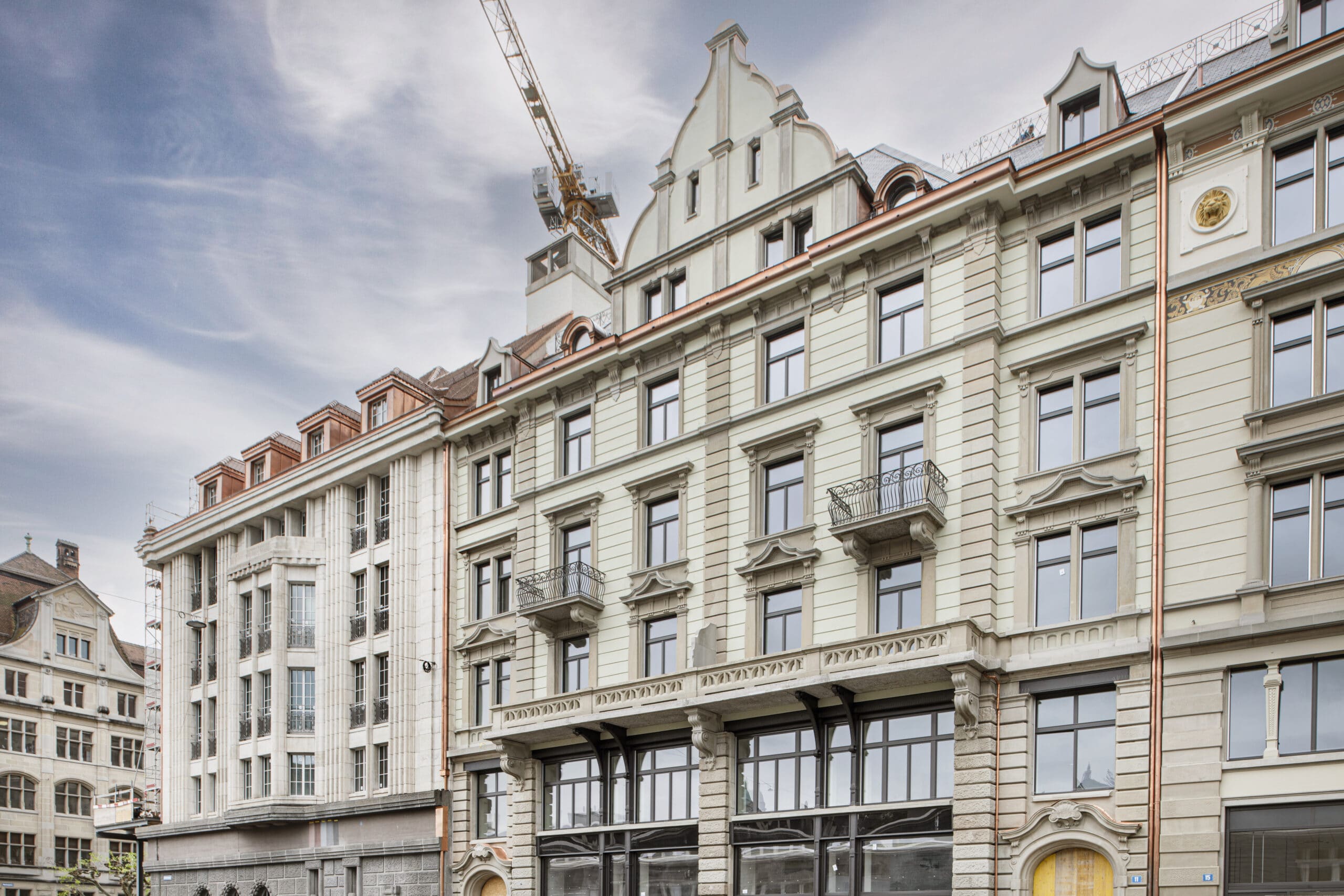 Energieverbrauch senken – Energieeffizienz steigern: Gebäude von aussen in Zürich am Bahnhofquai