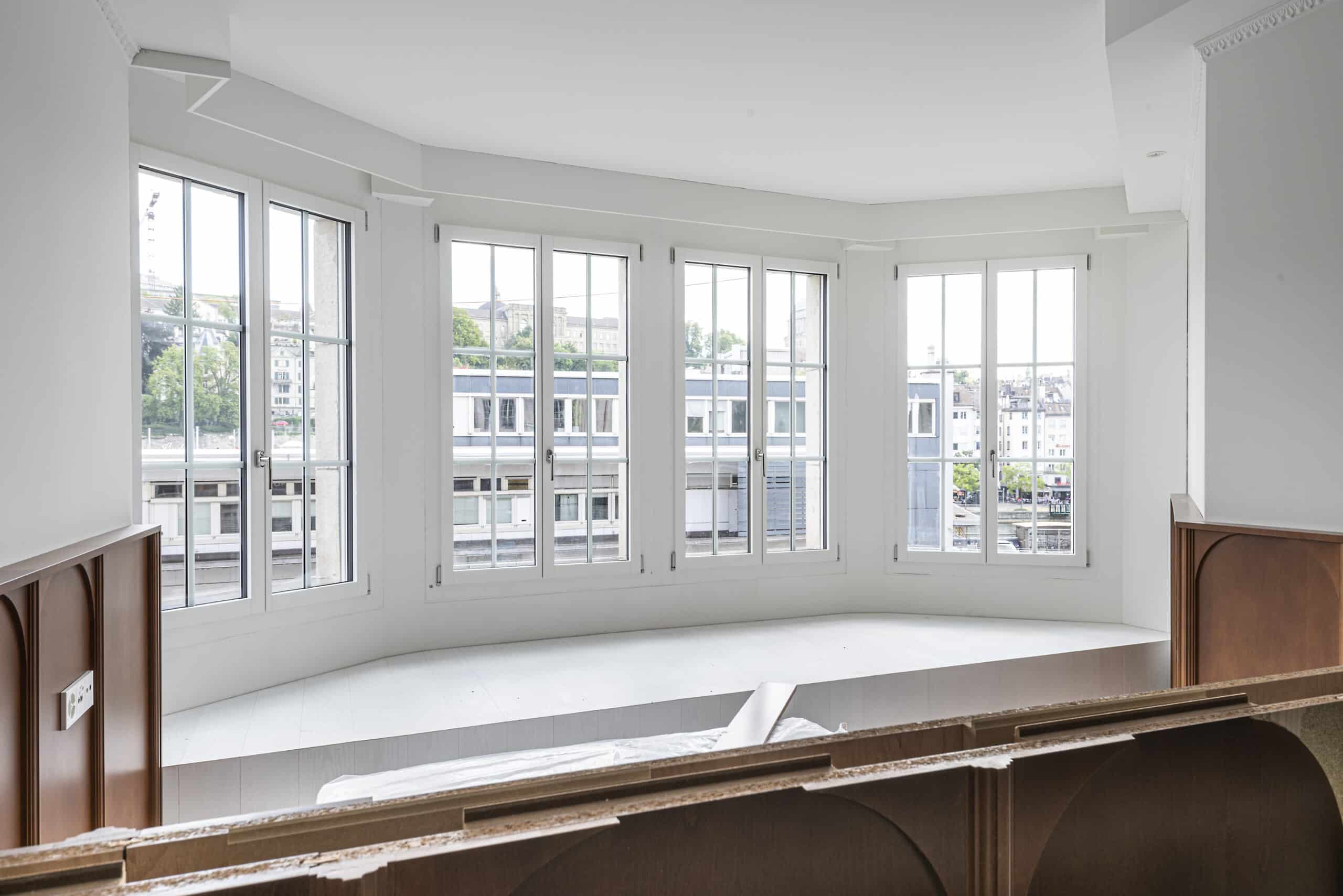 Vier NF1 Fenster mit Sprossen am Bahnhofplatz Zürich