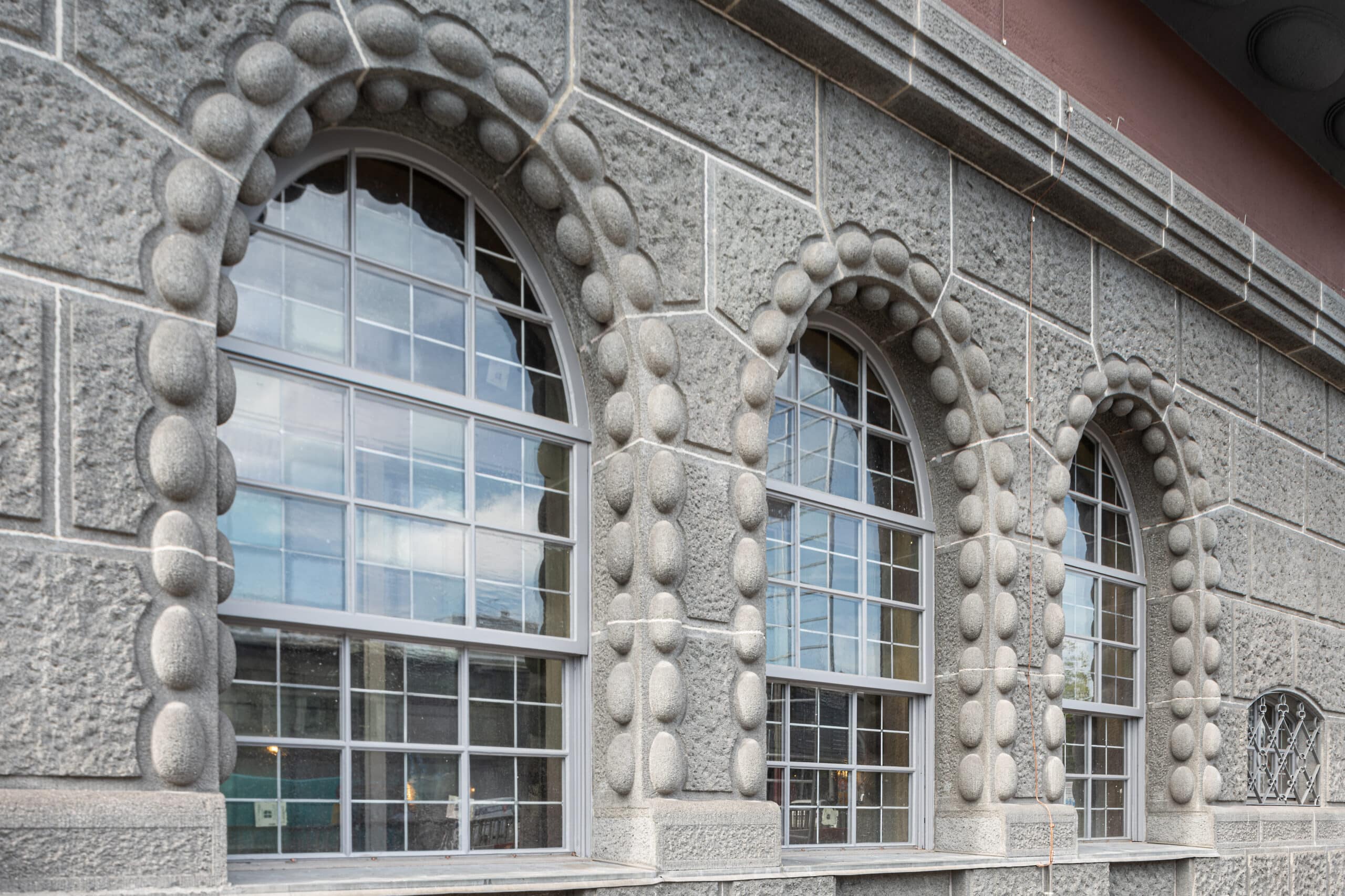 Bahnhofplatz Zürich: NF1 Fenster am Bahnhofplatz in Zürich